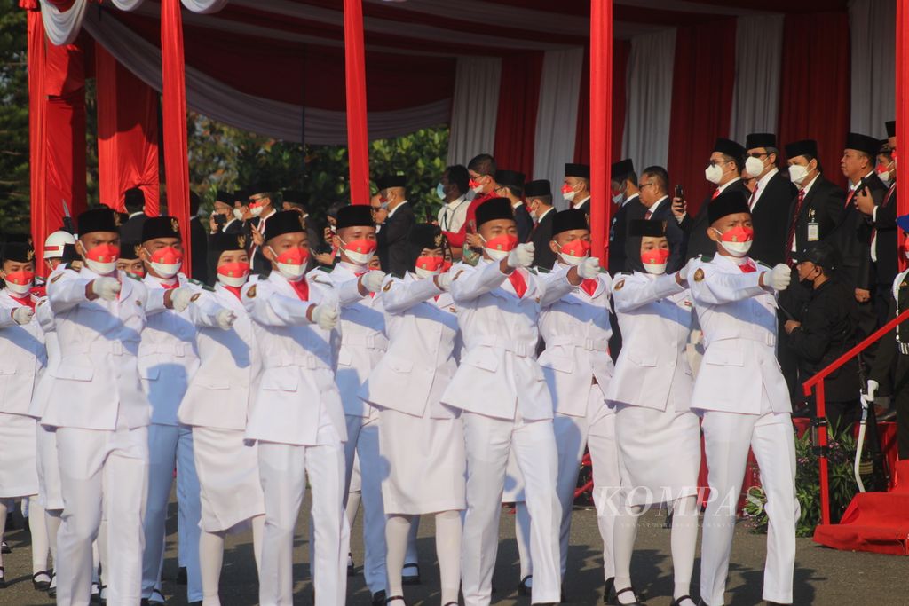 Pasukan pengibar bendera pada peringatan Hari Ulang Tahun ke 77 tahun Republik Indonesia di Rumah Dinas Gubernur Sumatera Selatan, Rabu (17/8/2022). Perayaan tahun ini lebih ramai dibanding tahun lalu yang terbatas lantaran pandemi.