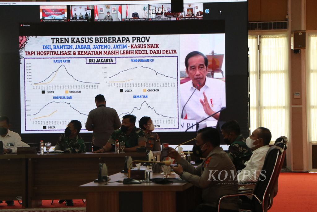 Gubernur Sumatera Utara Edy Rahmayadi mendengarkan arahan Presiden Joko Widodo dalam rapat secara virtual di Medan, Senin (7/2/2022). Presiden meminta percepatan vaksinasi dosis kedua dan penguat untuk menekan penyebaran Covid-19 yang semakin meningkat.