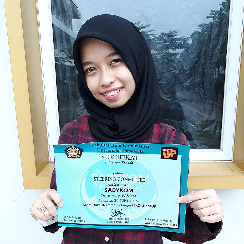 Putri Chaerani, mahasiswa Universitas Pancasila, menunjukkan sertifikat yang  diperolehnya.
