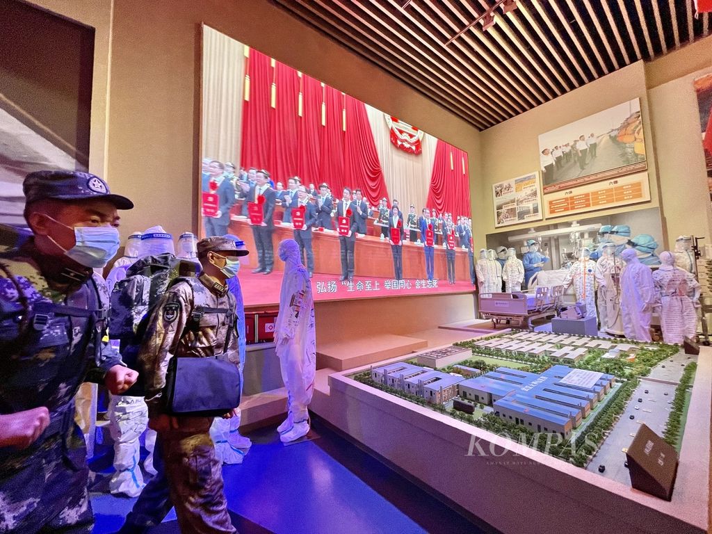Diorama mengenai perlawanan China terhadap pandemi Covid-19 ini dipamerkan di Museum Partai Komunis China, Beijing, China, Rabu (29/9/2022).