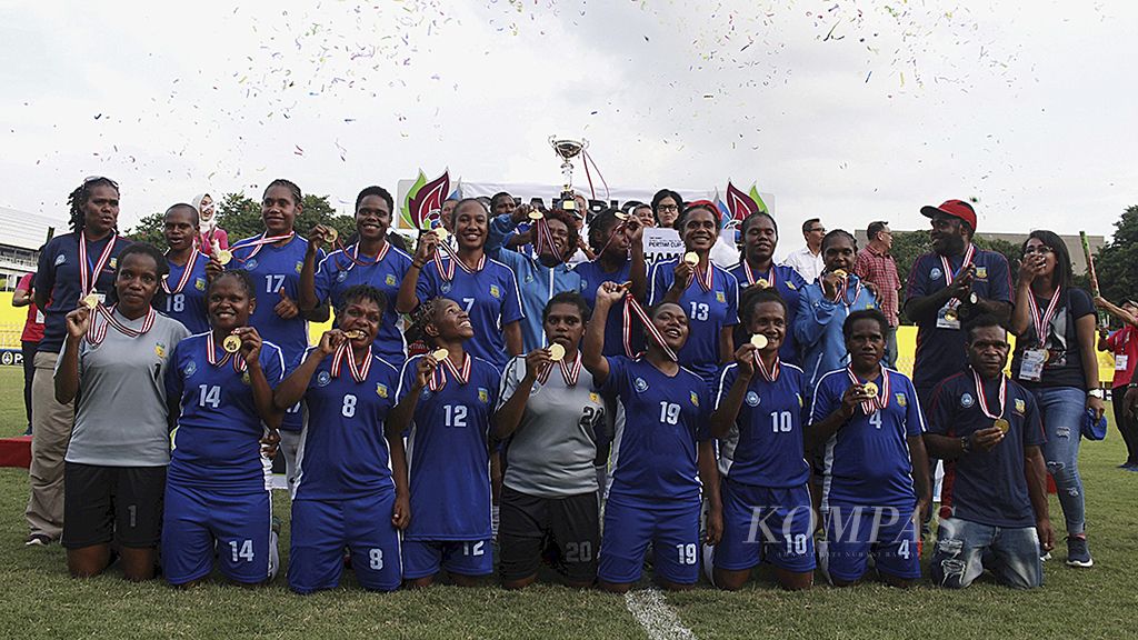 Tim sepak bola putri Papua menjuarai turnamen sepak bola putri Piala Pertiwi di Stadion Madya Bumi Sriwijaya Kota Palembang, Rabu (13/12). Papua menjadi juara setelah mengalahkan Kalimantan Barat 2-1. Ini adalah gelar ketiga setelah pada 2010 dan 2014 mereka juga mendapatkan gelar serupa.