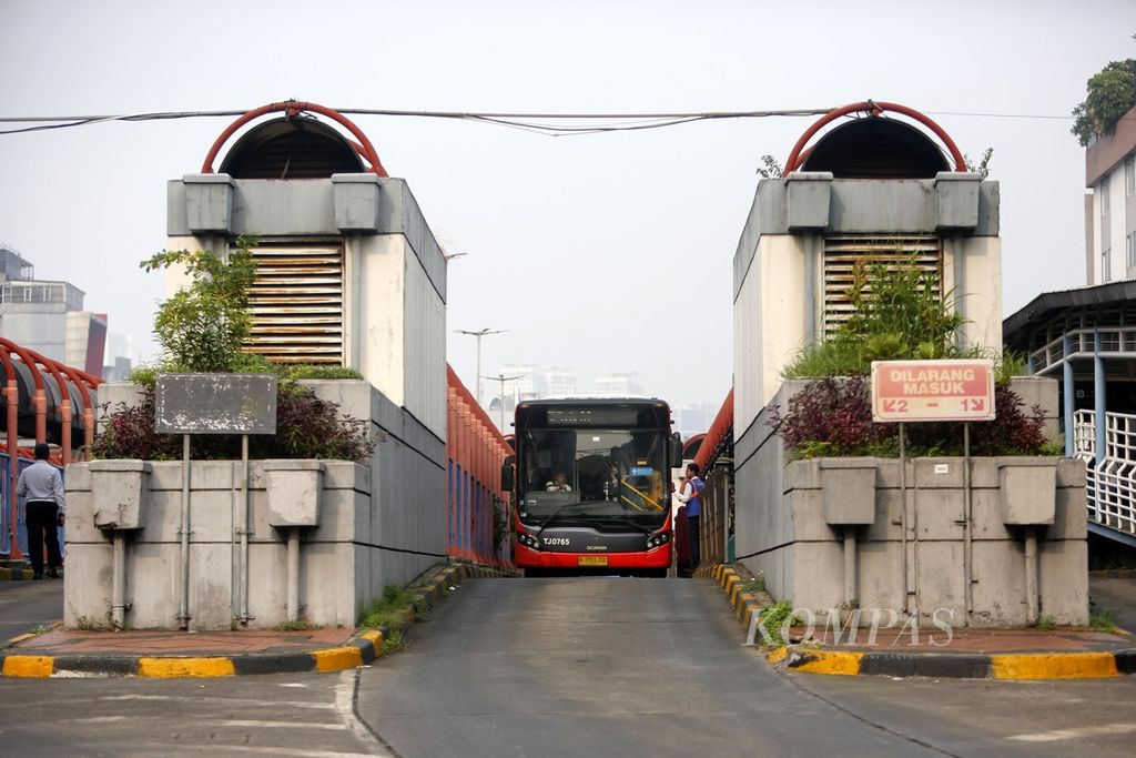 Transjakarta keluar dari Terminal Blok M, Jakarta, Jumat (24/11/2023).