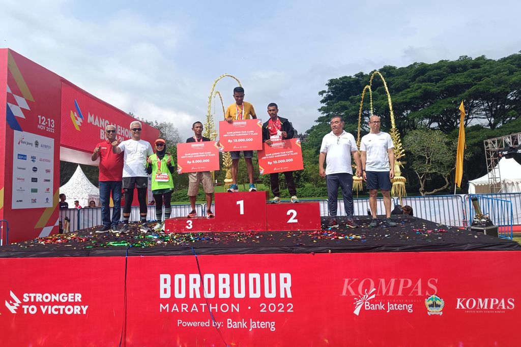 Para pemenang lomba lari Tilik Candi Borobudur Marathon 2022 Powered by Bank Jateng kategori putra saat upacara pemberian hadih di Taman Lumbini, kompleks Candi Borobudur, Magelang, Jawa Tengah, Minggu (12/11/2022). Sebanyak 4.552 pelari mengikuti lomba lari dengan jarak 21,097 kilometer atau separuh maraton. Para pemenang tersebut berturut-turut Khairullah, Irwandi Fokatea, dan Wartono. 
