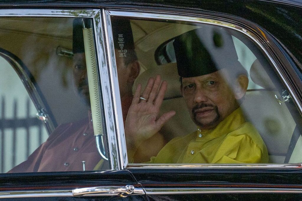 Sultan Brunei Sultan Hassanal Bolkiah (kanan) melambaikan tangan saat tiba di Masjid Sultan Omar Ali Saifuddien di Bandar Seri Begawan, Brunei Darussalam, Kamis (11/1/2024), untuk menghadiri akad nikah putranya, Pangeran Abdul Mateen. 