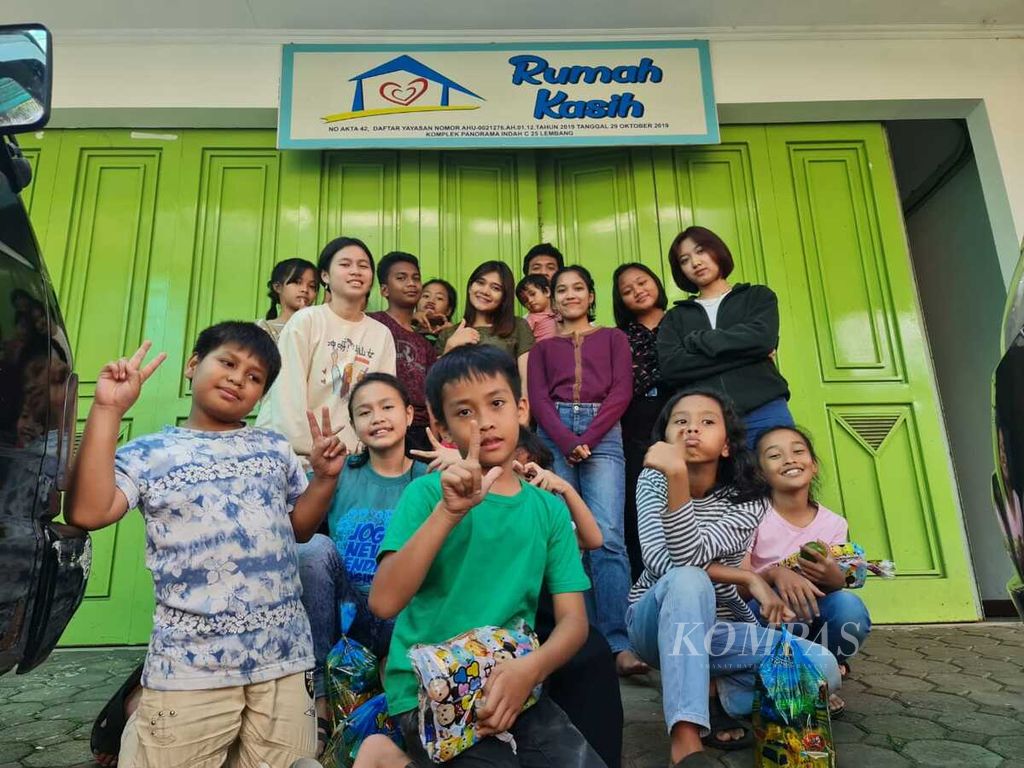 Anak-anak Panti Asuhan Rumah Kasih, Lembang, Jawa Barat, foto bersama di depan panti asuhan, Sabtu (29/10/2022). Mereka berasal dari sejumlah daerah dengan latar belakang keluarga berbeda. Kesamaan mereka adalah mayoritas berasal dari keluarga miskin.