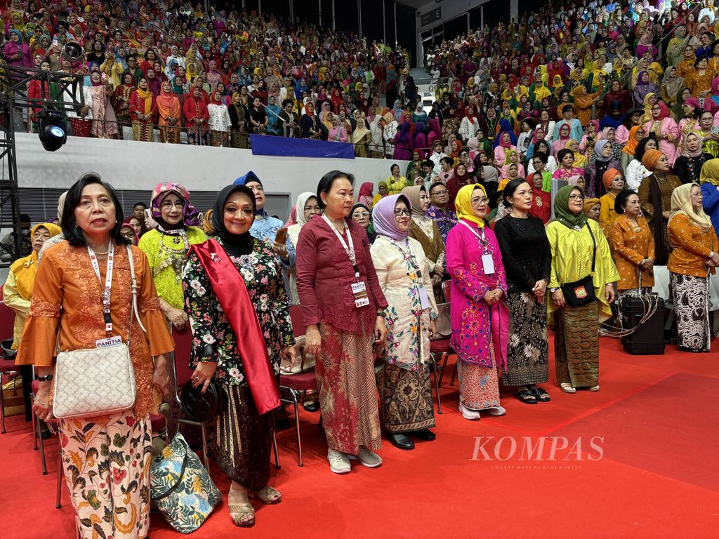 Suasana peringatan pertama Hari Kebaya Nasional di Istana Olahraga Gelora Bung Karno, Jakarta, Rabu (24/7/2024). Presiden Joko Widodo menetapkan tanggal 24 Juli sebagai Hari Kebaya Nasional.