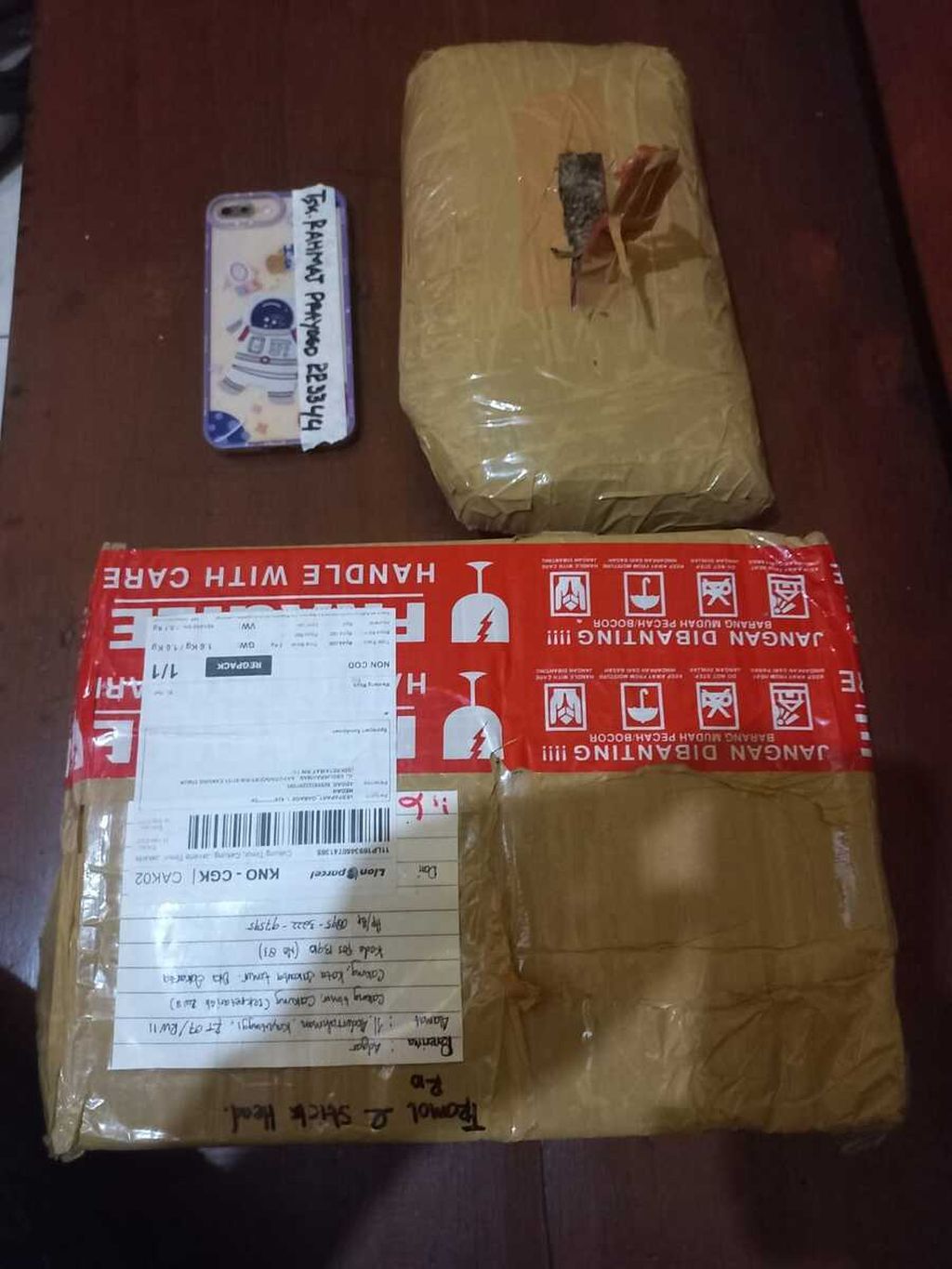 Paket 1,2 kilogram ganja kering dari Medan yang dibeli Rahmat melalui media sosial Instagram. Barang ini diamankan Polsek Tambora, Jakarta Barat, pada Sabtu (2/9/2023).