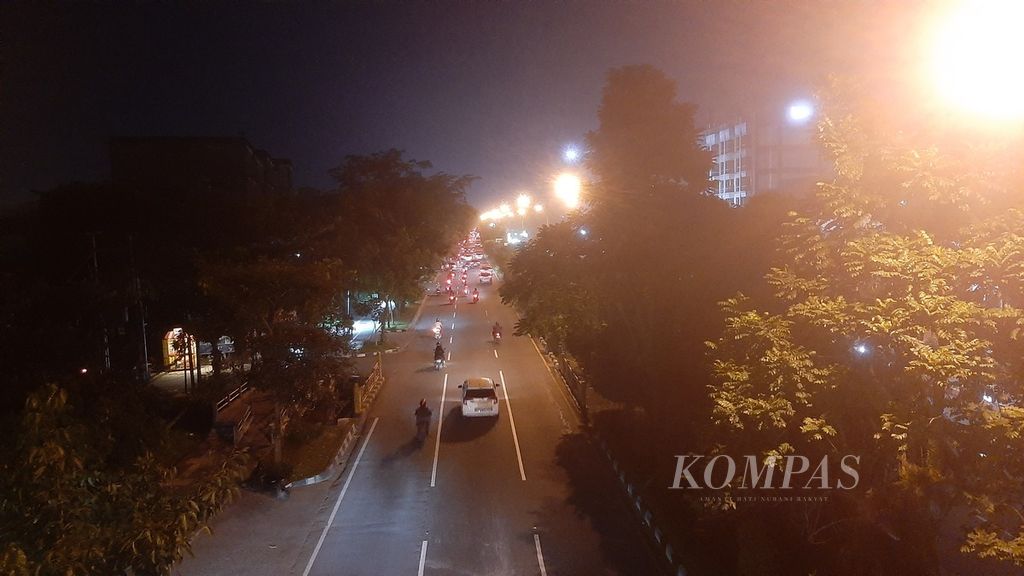 Kabut asap tipis di Kota Pontianak, Kalimantan Barat, Jumat (19/7/2024) malam, akibat kebakaran lahan gambut di Kabupaten Kubu Raya. Bau asap menyengat  tercium hingga Kota Pontianak.