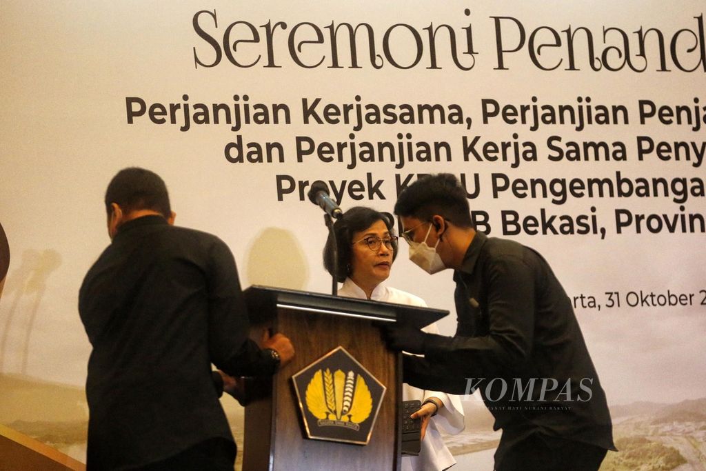 Menteri Keuangan Sri Mulyani Indrawati setelah memberi sambutan pada acara seremoni penandatanganan perjanjian Kerja sama Pemerintah dan Badan Usaha (KPBU) pengembangan <i>proving ground </i>balai pengujian laik jalan dan sertifikasi kendaraan bermotor (BPLJSKB) di Jakarta, Senin (31/10/2022). 