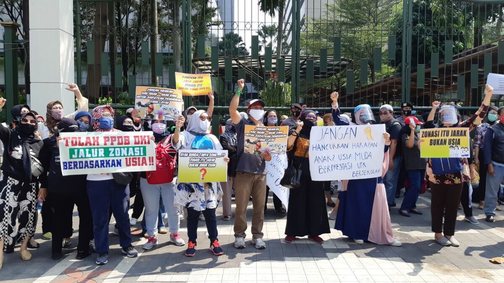 Suasana unjuk rasa memprotes cara penerimaan peserta didik baru di DKI Jakarta yang menggunakan usia, bukan jarak rumah ke sekolah. Unjuk rasa dilakukan di depan kantor Kementerian Pendidikan dan Kebudayaan, Jakarta, Senin (29/6/2020).