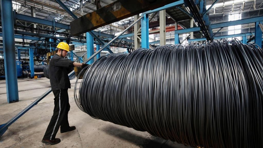 Pekerja menangani salah satu proses pembuatan kabel baja di sebuah pabrik di Provinsi Jiangsu, China, 1 Mei 2018. Baja merupakan salah satu komoditas ekspor utama China.  