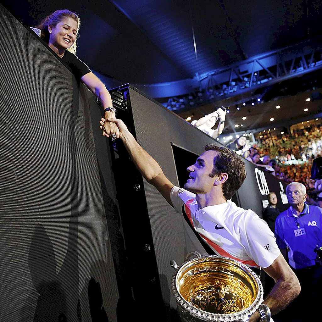 Petenis Swiss,  Roger Federer, menerima ucapan selamat dari istrinya, Mirka, seusai meraih gelar juara Grand Slam Australia Terbuka 2018, Minggu (28/1), di   Rod Laver Arena, Melbourne, Australia.  
