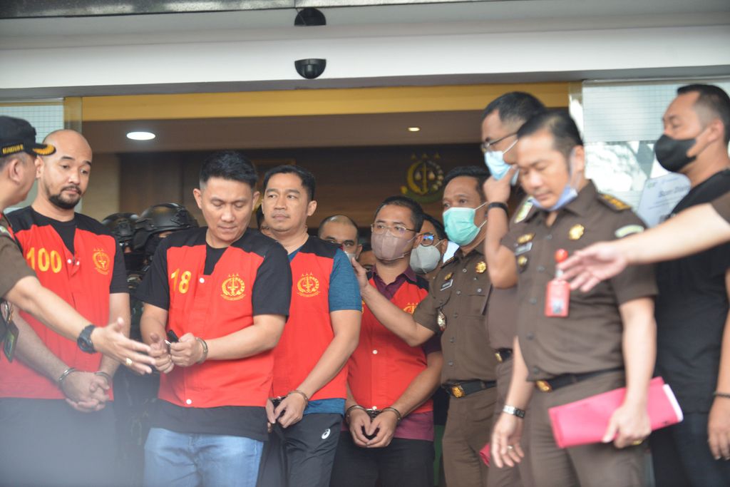 (Dari kiri ke kanan) Kompol Baiquni Wibowo, Kompol Chuck Putranto, AKBP Arif Rahman Arifin dan AKP Irfan Widyanto diperlihatkan ke depan awak media di Kompleks Kejaksaan Agung, Jakarta Selatan, Rabu (5/10/2022). 
