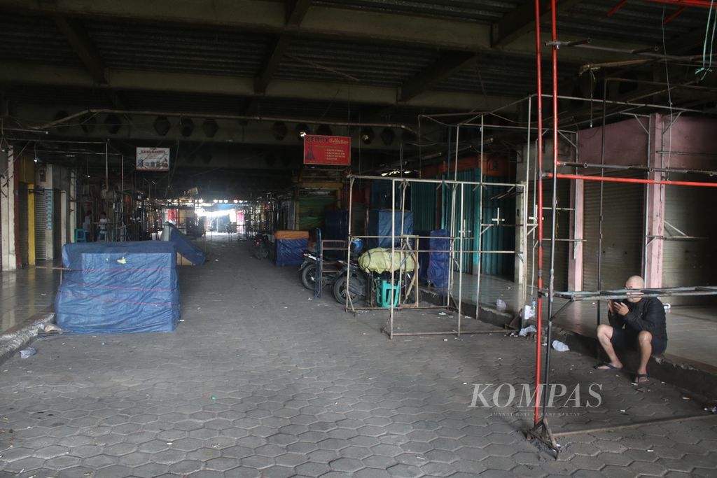 Suasana Pasar Cimol Gedebage, Kecamatan Panyileukan, Kota Bandung, Rabu (22/3/2023). Ribuan kios di pasar tersebut ditutup pedagang pascalarangan impor pakaian bekas ilegal oleh pemerintah.