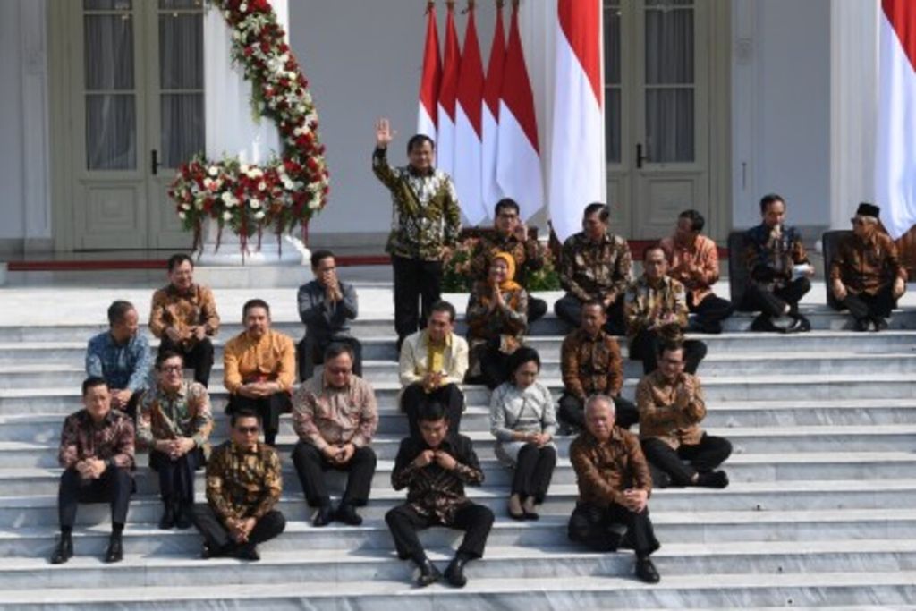 Presiden Joko Widodo (kedua dari kanan) dan Wapres Maruf Amin (kanan) memperkenalkan jajaran menteri Kabinet Indonesia Maju di Istana Merdeka, Jakarta, Rabu (23/10/2019). 