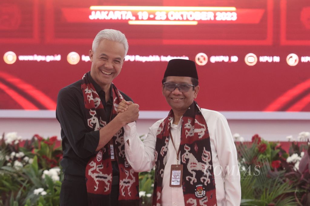 Bakal calon presiden dan bakal calon wakil presiden Ganjar Pranowo (kiri) dan Mahfud MD berpose saat melakukan pendaftaran pemilihan presiden dan wakil presiden di Gedung Komisi Pemilihan Umum (KPU), Jakarta, Kamis (19/10/2023).