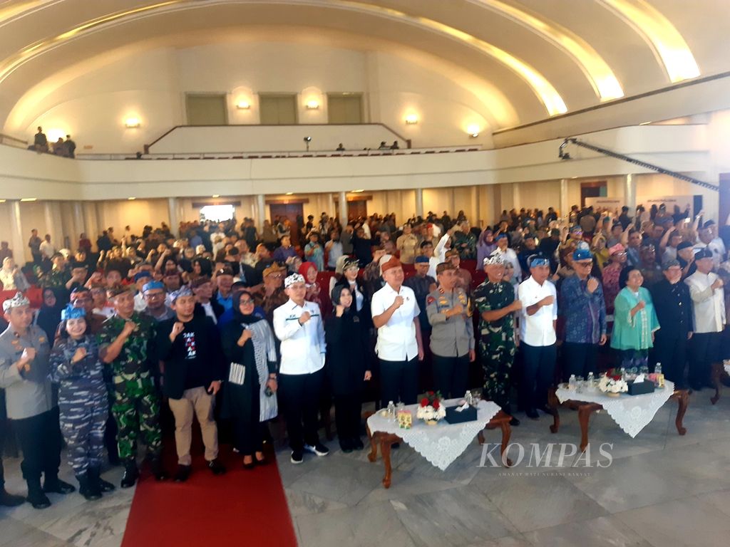 Deklarasi Jabar Anteng (Jawa Barat Aman, Netral dan Tenang) dalam pelaksanaan Pemilu 2024 di Gedung Merdeka, Kota Bandung, Jawa Barat, Sabtu (18/11/2023). Deklarasi dilaksanakan Pemprov Jawa Barat, TNI-Polri, dan perwakilan berbagai elemen masyarakat.