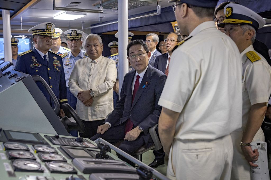 Perdana Menteri Jepang Fumio Kishida duduk di anjungan kapal BRP Teresa Magbanua di markas besar Penjaga Pantai Filipina di Manila, Filipina, Sabtu (4/11/2023). 