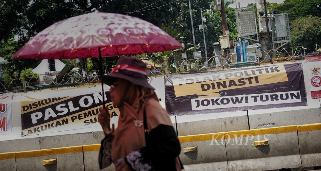 Sejumlah spanduk yang dibawa massa yang menuntut diskualifikasi pasangan calon Prabowo-Gibran ketika menggelar aksi di sekitar kawasan Patung Arjuna Wijaya, Jakarta, Senin (22/4/2024). Massa ini menggelar aksi seiring Mahkamah Konstitusi menggelar sidang putusan Perselisihan Hasil Pemilihan Umum Pilpres 2024. 