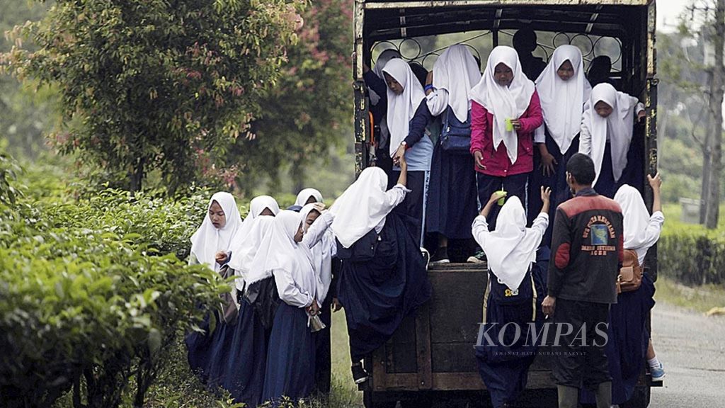 Sejumlah siswa SMP yang tinggal di perkampungan buruh pemetik teh menggunakan sarana truk sebagai angkutan pulang sekolah di Rancabali, Kabupaten Bandung, Jawa Barat, Selasa (31/10/2017). Minimnya sarana angkutan di perdesaan seperti ini menjadi sebuah potret tidak meratanya persebaran angkutan umum, terutama di perdesaan. 