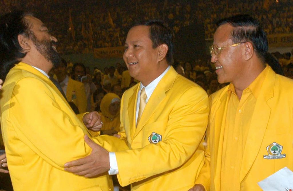 Dua peserta Konvensi Nasional Calon Presiden dari Partai Golkar, Surya Paloh (kiri) dan Prabowo Subianto (tengah), berbincang mesra di sela-sela pembukaan Rapimnas Golkar, di Jakarta, Jumat (17/11/2003). Keduanya bersama empat kandidat yang lain bersaing ketat untuk memperebutkan kursi RI-1. 