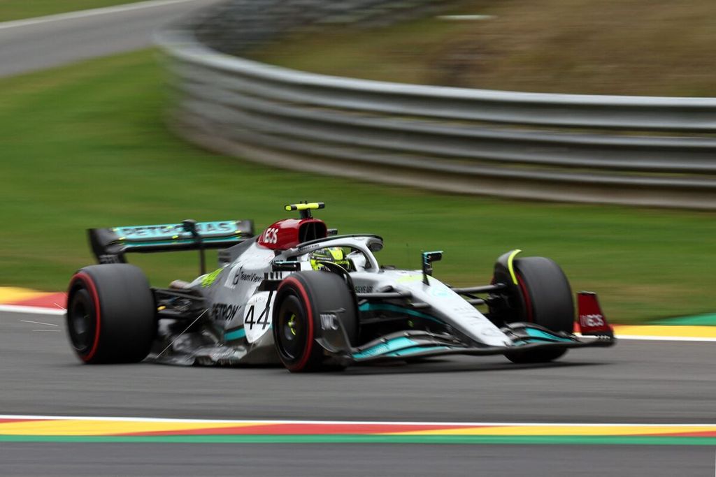Pebalap Mercedes Lewis Hamilton memacu mobilnya saat kualifikasi Formula 1 seri Belgia di Sirkuit Spa-Francorchamps, Spa, Belgia, Sabtu (27/8/2022). 