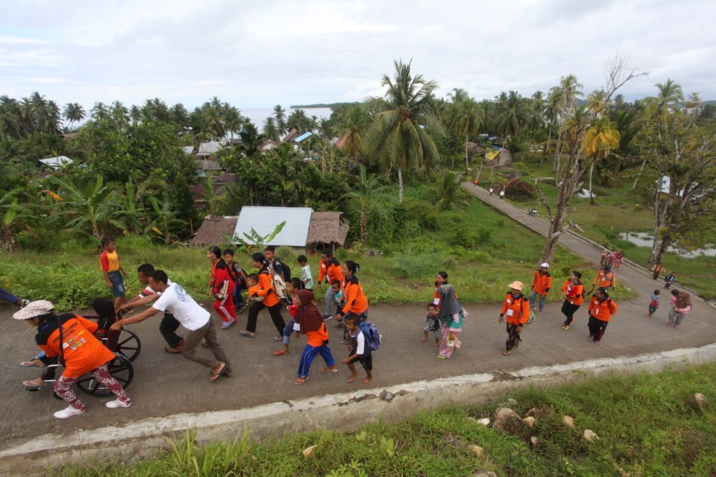 Masyarakat di tiga desa di Kacamatan Sipora Utara, Kabupaten Kepulauan Mentawai, Sumatera Barat, mengikuti kegiatan simulasi gempa dan Tsunami, Jumat (30/11/2018). 