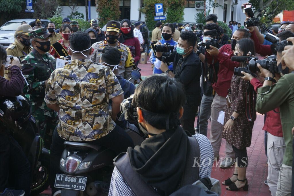 Sejumlah wartawan di Balikpapan, Kalimantan Timur, meliput agenda Pemerintah Kota Balikpapan, Senin (24/8/2020).
