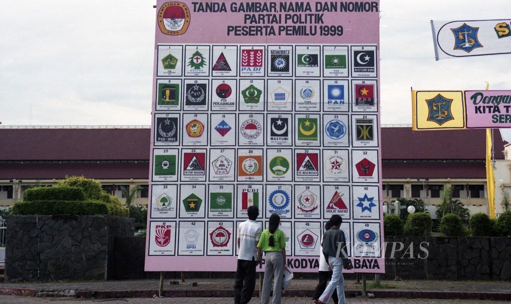 Banyaknya jumlah partai yang bersaing dalam Pemilihan Umum 1999 membuat sangat sulit bagi seorang pemilih untuk menemukan lambang partainya di antara ke-48 lambang partai politik yang tertera di poster seukuran halaman surat kabar. Untuk mempermudah pemilih, maka di depan Balai Kota Surabaya dipasang poster raksasa, Senin (3/5/1999). 