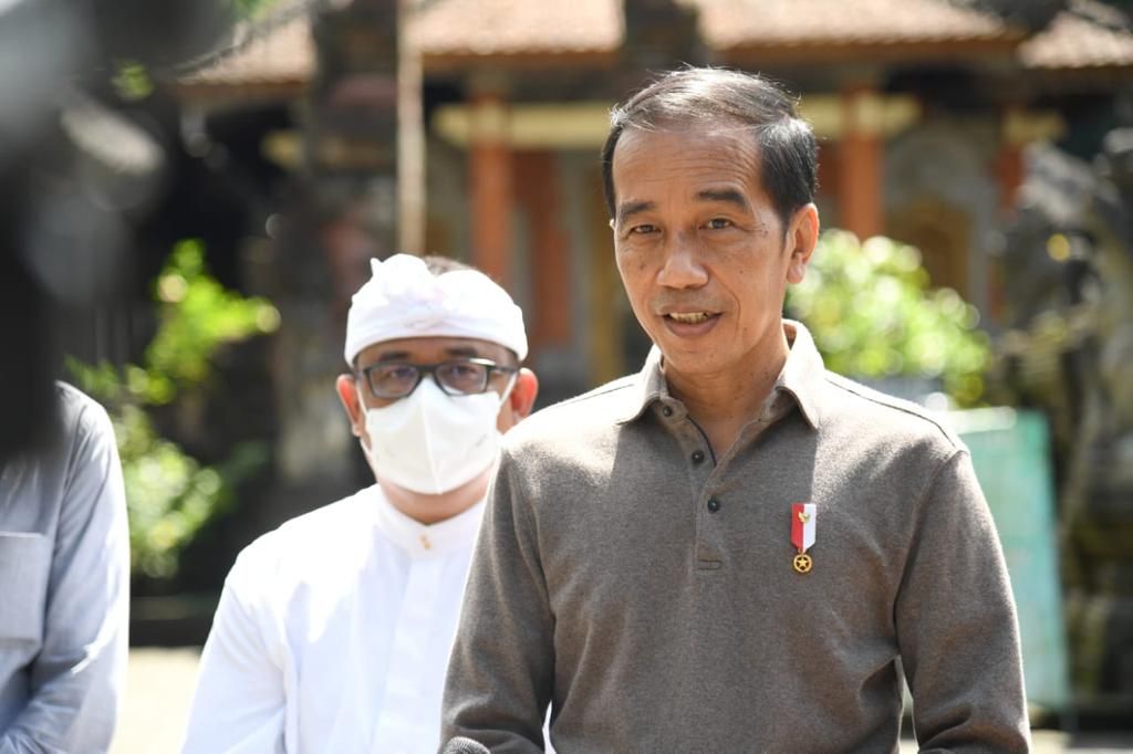 Presiden Joko Widodo ketika menyampaikan keterangan di sela waktu kunjungan ke cagar budaya Pura Tirta Empul, Kabupaten Gianyar, Provinsi Bali, Jumat (6/5/2022).