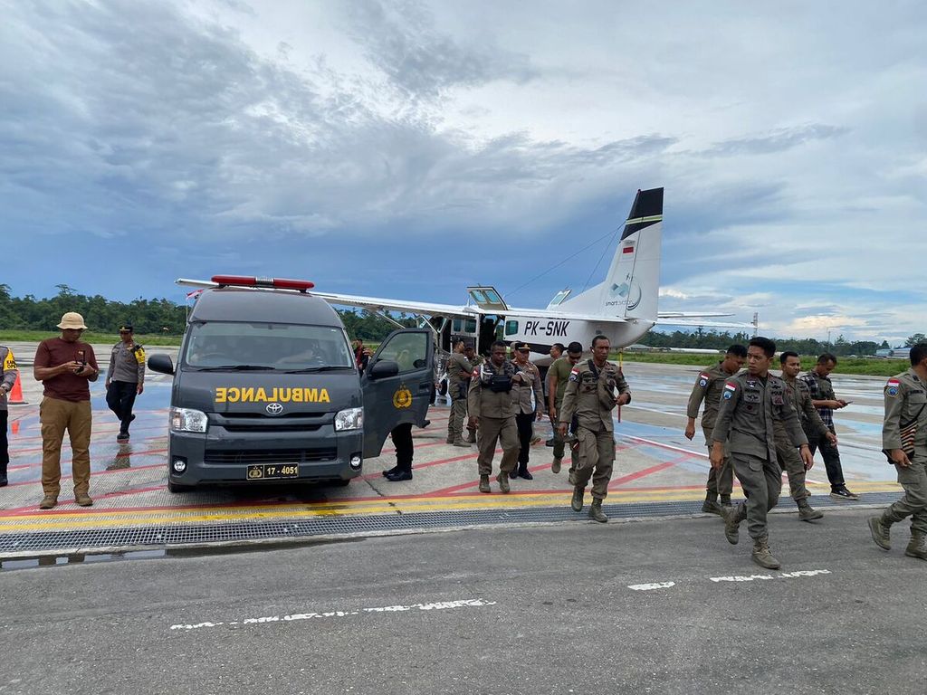 Evakuasi dua korban kontak tembak antara aparat keamanan dan kelompok kriminal bersenjata terjadi di Distrik Titigi, Kabupaten Intan Jaya, Papua Tengah, Rabu (22/11/2023).