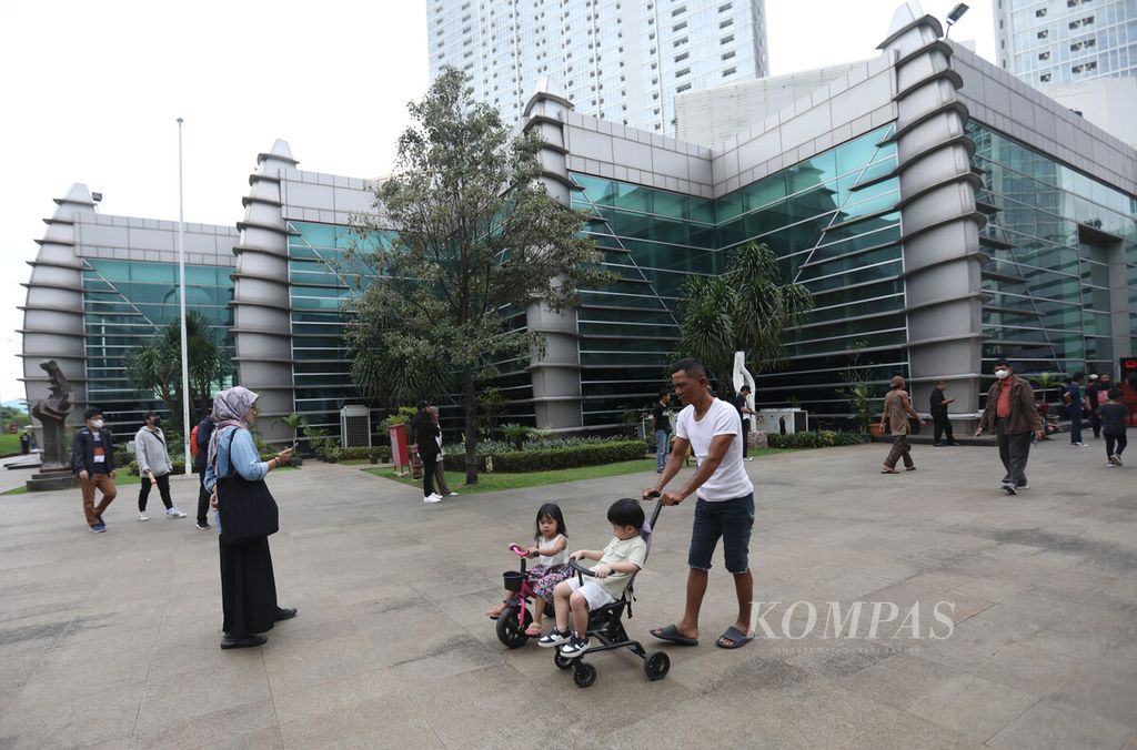 Keluarga menikmati waktu akhir pekan bersama di kompleks Taman Ismail Marzuki, kawasan Cikini, Jakarta, Sabtu (25/2/2023). 