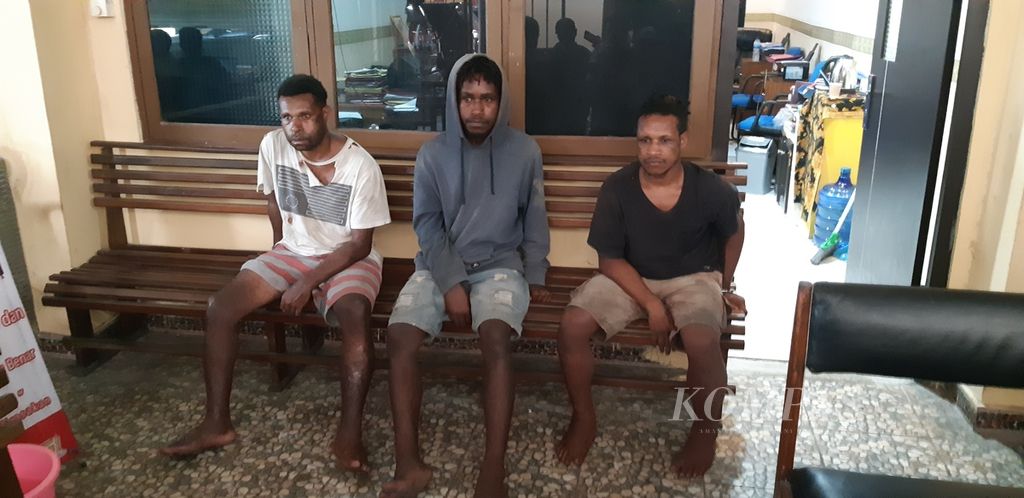 Ketiga pelaku spesialis pencurian sepeda motor yang menjalani penahanan di Rutan Markas Polda Papua di Jayapura, Senin (24/10/2022).