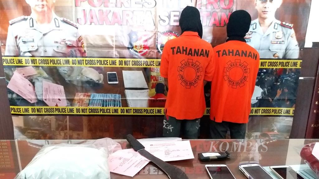 Dua dari empat tersangka begal jalanan dihadirkan dalam rilis kejahatan jalanan di Mapolres Metro Jakarta Selatan, Kamis (5/7/2018).