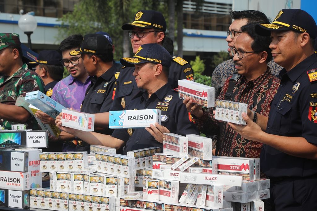 Petugas Bea dan Cukai menunjukkan cairan<i> liquid vape</i> barang bukti hasil penindakan barang kena cukai di Kantor Ditjen Bea dan Cukai, Rawamangun, Jakarta, Jumat (25/10/2019). Dari penindakan tersebut, Ditjen Bea dan Cukai dengan dukungan POM TNI AD dan Garnisium Tetap I/Jakarta berhasil mengamankan barang bukti tanpa pita cukai berupa kurang lebih 8.084.260 batang rokok, 37.180 rokok elektrik, 21.650 gram tembakau iris, 2.700 batang cerutu, 228 botol minuman keras, 2.000 esens dan ekstrak tembakau impor jenis<i> catridge</i> beserta <i>device </i>berbagai merek, <i>heatsticks device</i>, dan bukti transaksi. 