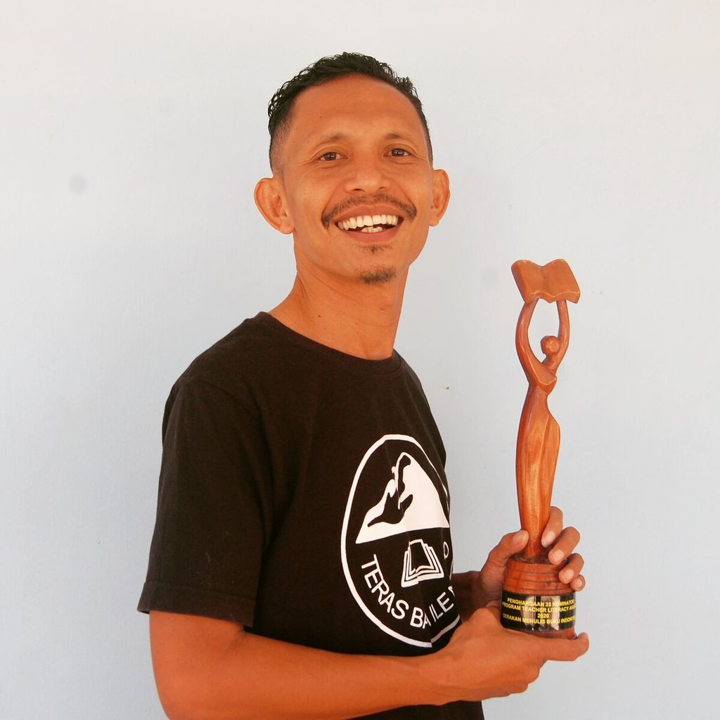 Yohanes Dion Dani adalah inisiator dan pendiri komunitas Teras Baca Ile Napo di Pulau Solor, Flores Timur, Nusa Tenggara Timur