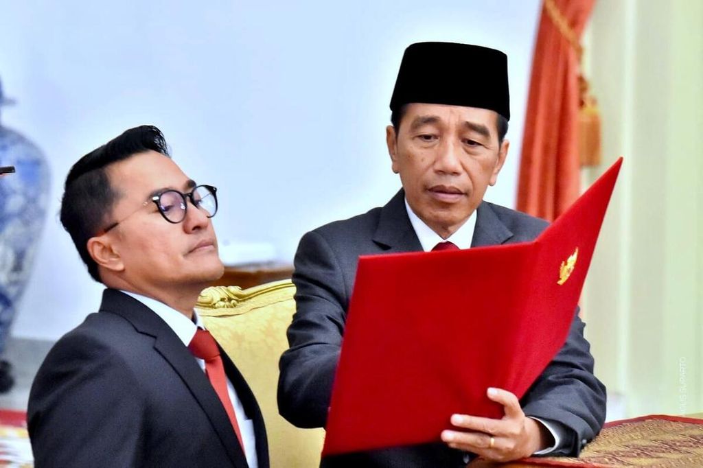 Kepala Biro Protokol Sekretariat Presiden Yusuf Permana bersama Presiden Joko Widodo sebelum acara di Istana Merdeka, Jakarta, 3 April 2024. 