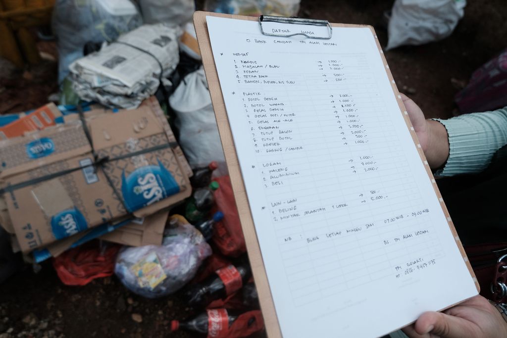 Petugas Bank Sampah memperlihatkan daftar harga sampah di Bank Sampah Tri Alam Lestari, Pesanggrahan, Jakarta, Kamis (6/10/2022). 