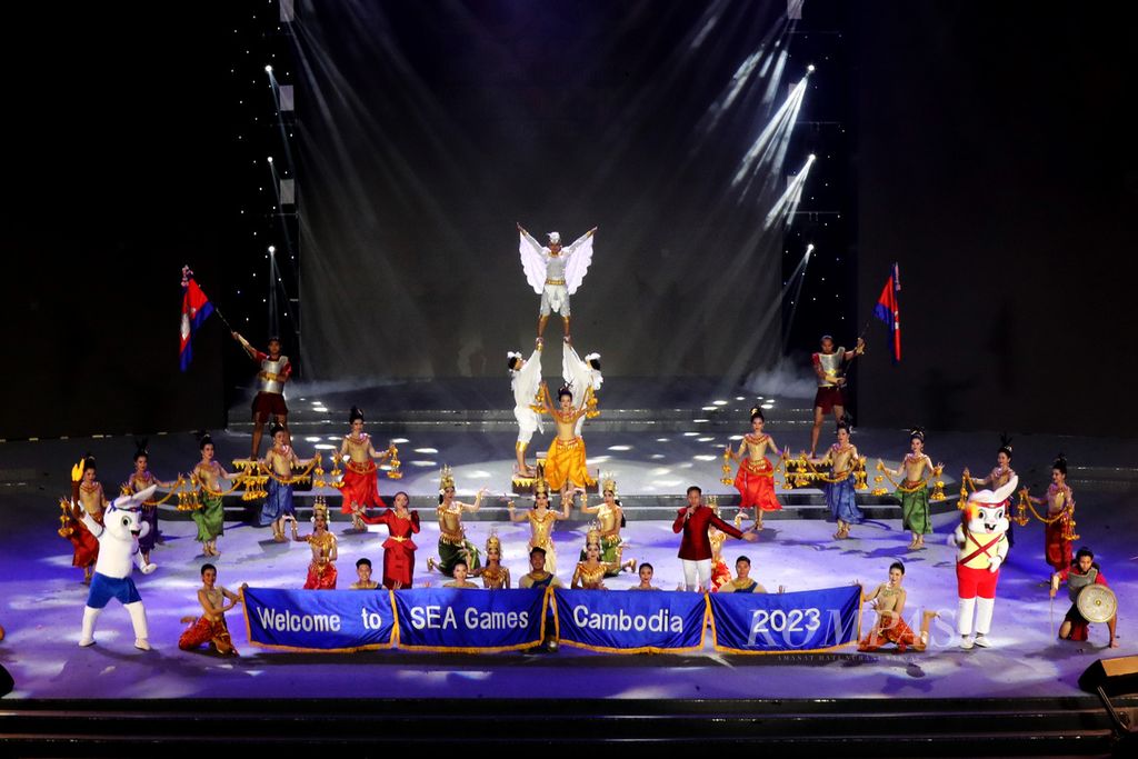 Penyambutan Kamboja sebagai tuan rumah SEA Games selanjutnya pada upacara penutupan SEA Games Vietnam 2021 di Stadion Vietnam Asian Indoor Game, Hanoi, Vietnam, Senin (23/5/2022). Kamboja ditetapkan sebagai tuan rumah SEA Games Ke-32 pada 2023. 