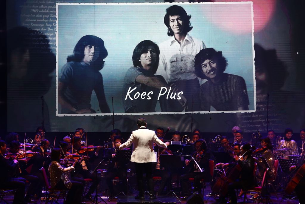 Foto Koes Plus pada latar panggung dan Jakarta Concert Orchestra. Dari kiri: Murry, Yon, Yok, dan Tony.