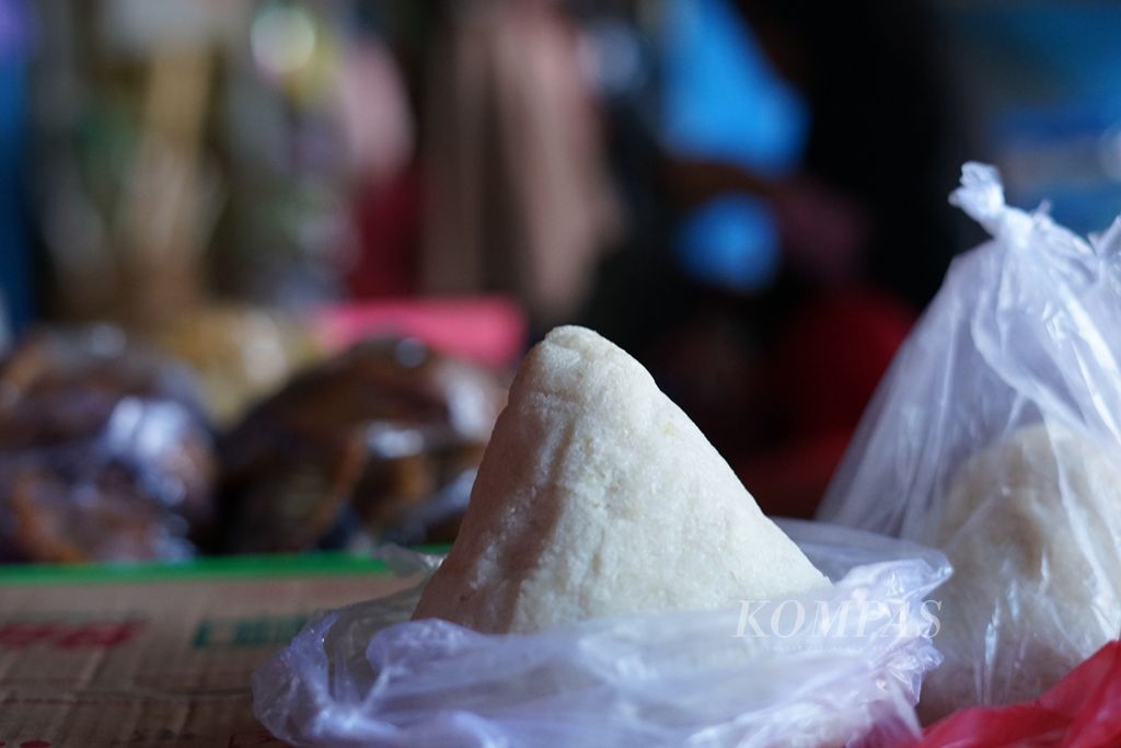 Kasoami, yang merupakan olahan singkong, cukup sulit ditemukan di pasar-pasar tradisional di Kota Kendari, seperti terlihat pada Jumat (1/11/2019), di Kendari, Sulawesi Tenggara. 