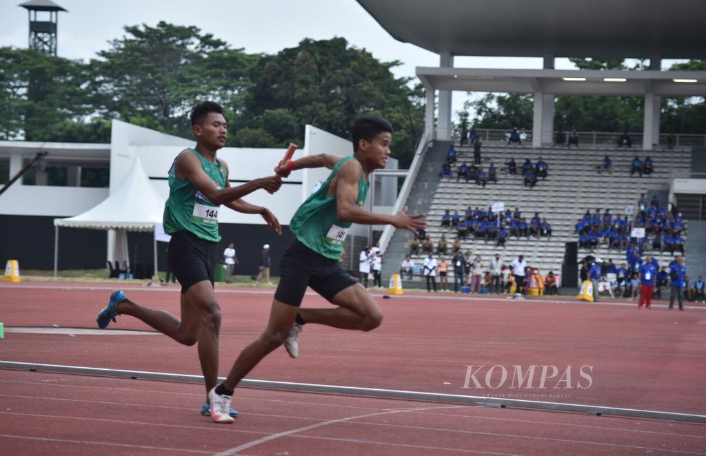 Suasana final lari 4x100 meter pada hari terakhir putaran final Student Athletic Championship (SAC) Indonesia 2023 di Stadion Madya Senayan, Jakarta, Jumat (13/1/2023). 