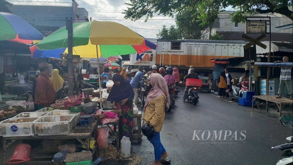 Kereta Api Gajayana melintas di kawasan Pasar Kebalen di Jalan Zaenal Zakse, Kota Lama, Kota Malang, Jawa Timur, pada hari pertama puasa, Selasa (12/3/2024)