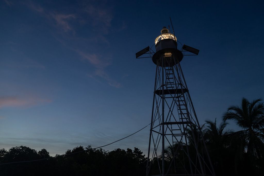 Mercusuar memancarkan sinar di Pulau Lampu, Kelurahan Karas, Kecamatan Galang, Batam, Kepulauan Riau, Minggu (26/9/2021).