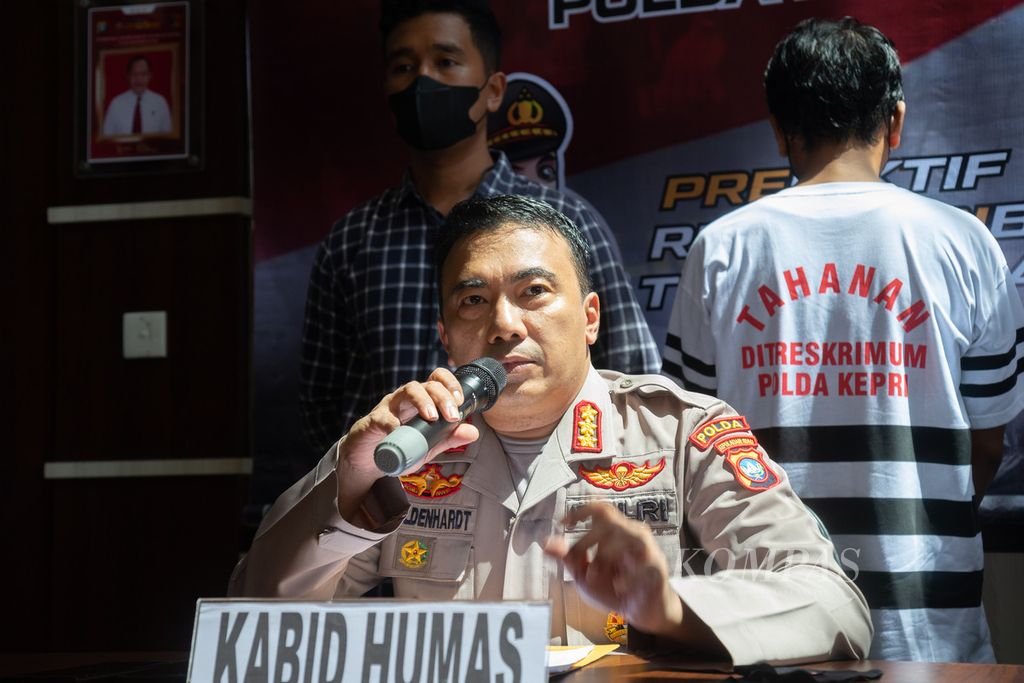 Kepala Bidang Humas Polda Kepulauan Riau Komisaris Besar Harry Goldenhardt memberikan keterangan pers terkait kasus penyelundupan pekerja migran tanpa dokumen di Markas Polda Kepri, Sabtu (2/7/2022).