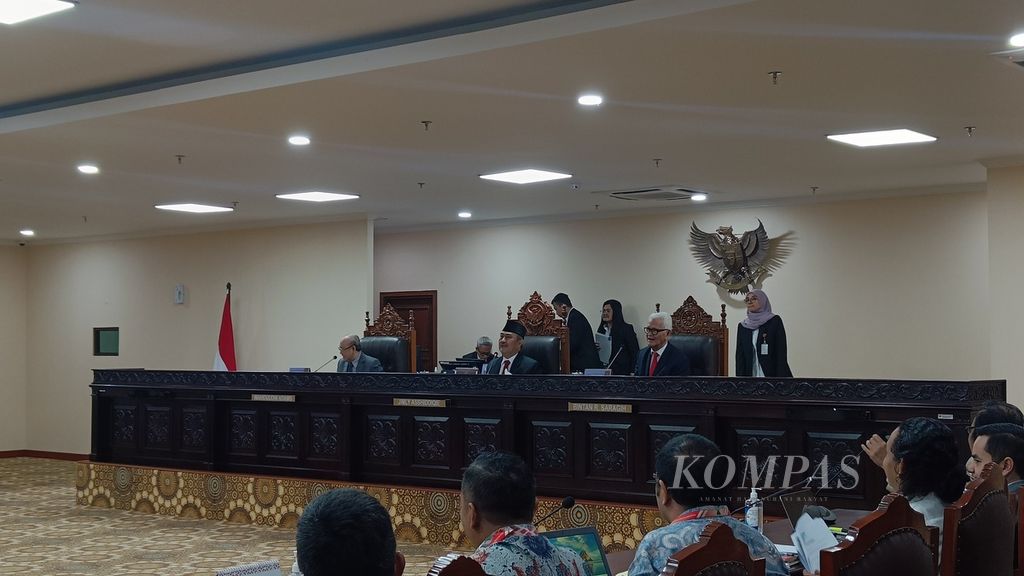 Sidang pemeriksaan pendahuluan perkara dalam Majelis Kehormatan Mahkamah Konstitusi yang dipimpin oleh Jimly Asshiddiqie didampingi anggota majelis Wahiduddin Adams dan Bintan Saragih, di Jakarta, Kamis (2/11/2023).