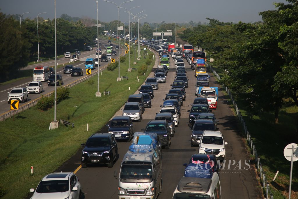 Vehicles were stuck in traffic during the homecoming traffic on the Cikopo-Palimanan toll road from Km 173 to Km 175, Sumberjaya, Majalengka, West Java, due to an accident, Sunday (7/4/2024). Apart from accidents, traffic jams usually occur due to queues before entering the rest area and many road users who park their vehicles on the shoulder of the road to rest.