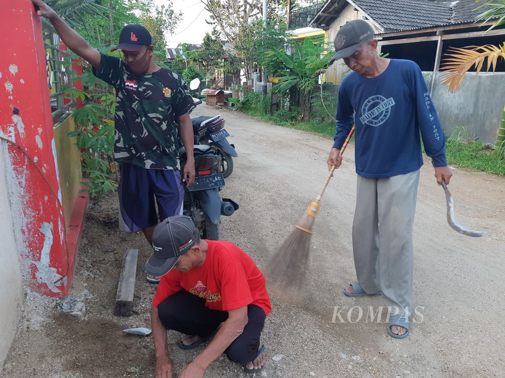 Kegiatan kerja bakti di area sekitar Mushola Al Abrar di Kampung Kerukunan Malagusa, Kabupaten Sorong, Papua Barat Daya, pada 9 April 2023.