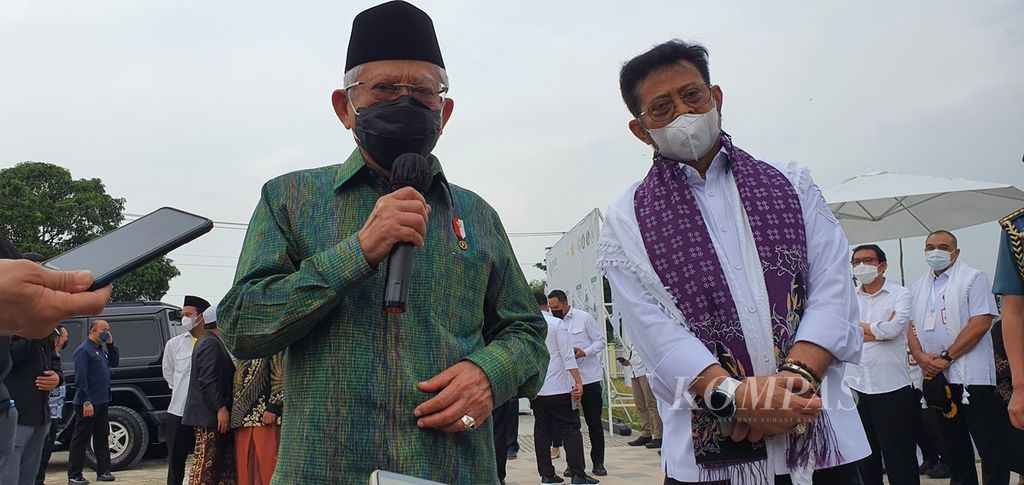 Wakil Presiden Ma’ruf Amin dan Menteri Pertanian Syahrul Yasin Limpo (kanan) memberi keterangan seusai membuka Guler Farm Nature di Kabupaten Tangerang, Banten, Rabu (5/10/2022).