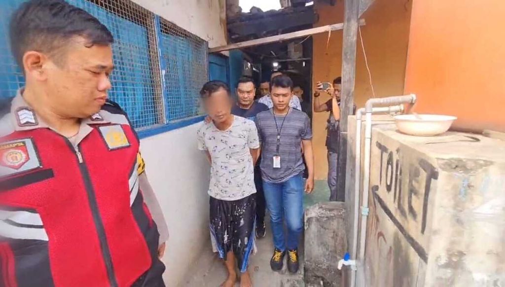 Petugas Polres Metro Jakarta Barat juga menangkap RIS (42) yang berprofesi sebagai sopir odong-odong karena tindak kekerasan seksual kepada anak di bawah umur.